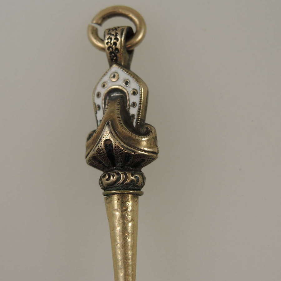 Beautiful gold cased and enamel knot shaped pocket watch key c1850