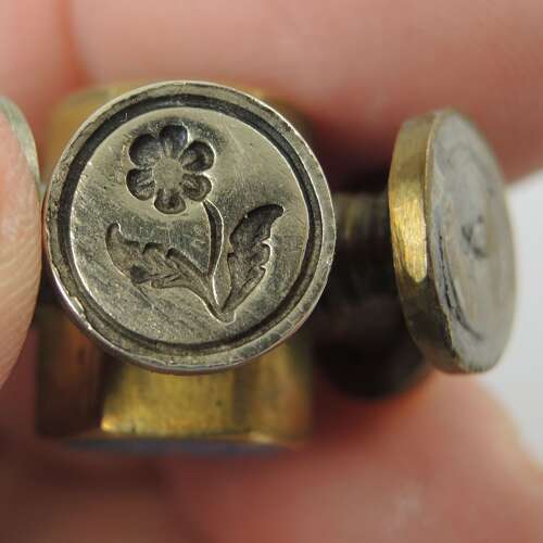 Unusual wheel seal with 8 intaglios